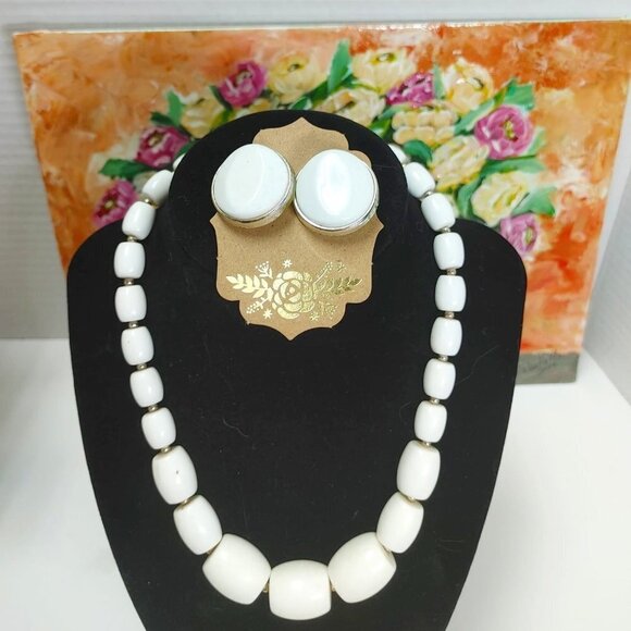 3/$30 Vintage 50s white Lucite plastic beaded graduated choker necklace Earrings - Picture 1 of 5